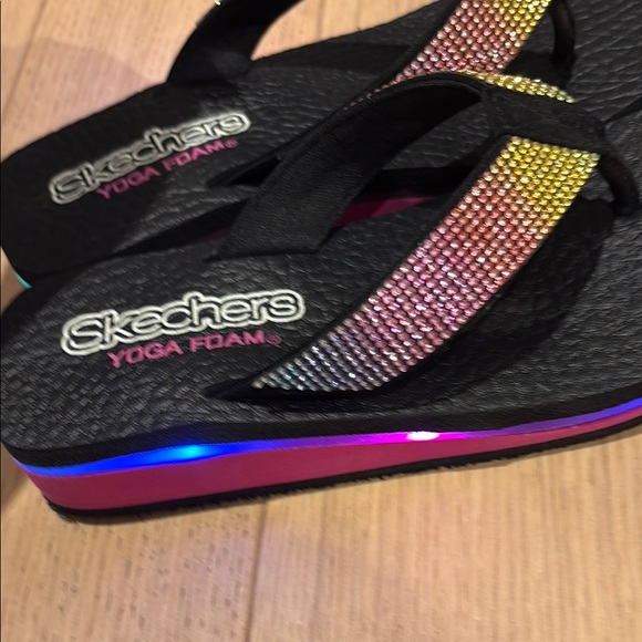 Skechers kids light up Rainbow Rhinestone Flip Flops size 1 - Picture 3 of 7